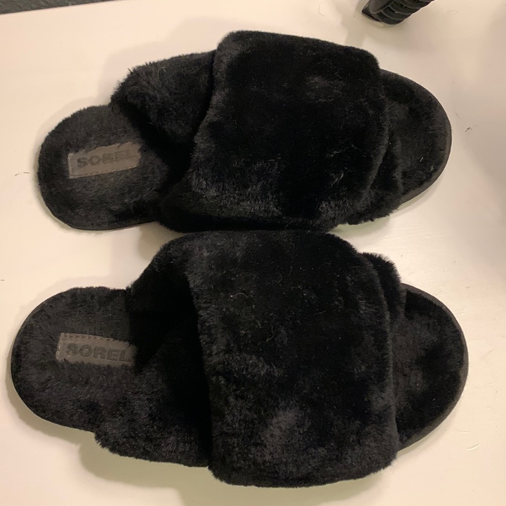Criss cross plush Sorel slippers